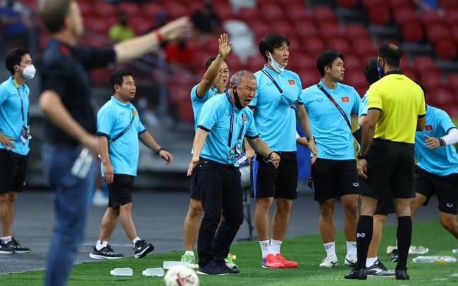 Trọng tài đúng khi từ chối phạt đền ở tình huống cầu thủ Thái Lan để bóng chạm tay
