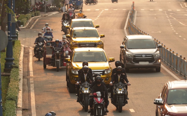 Dàn xe chở “gold” khuấy động đường phố Sài Gòn