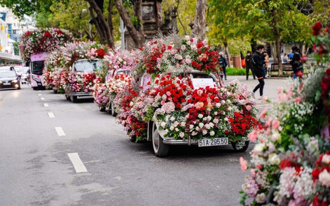Valentine 2022: Màn tỏ tình bằng 99.999 bông hồng ấn tượng tại Hà Nội