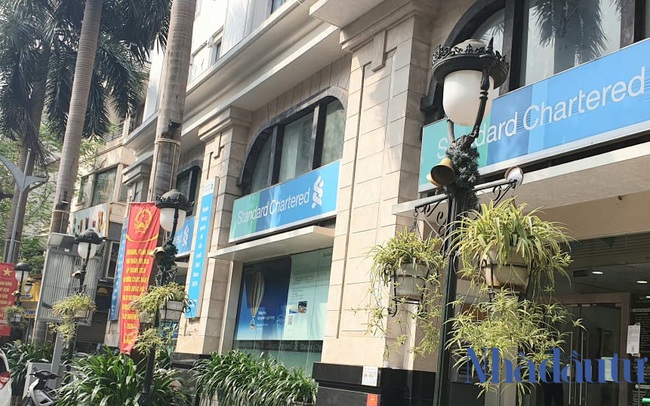 Chuyển động ngân hàng Việt: ‘Tây ra, Á vào’