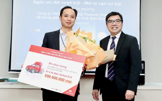 Techcombank trao thưởng ô tô Vinfast cho doanh nghiệp may mắn